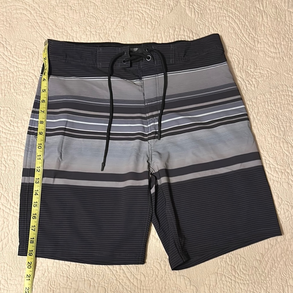No Boundaries Men's Striped Swim Shorts - Black and Gray